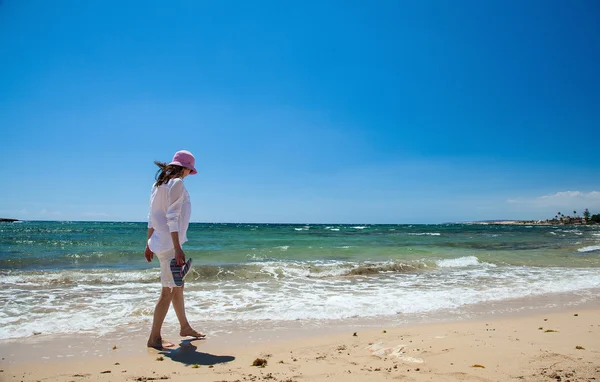 Mujer caminando por la orilla del mar — Foto de Stock