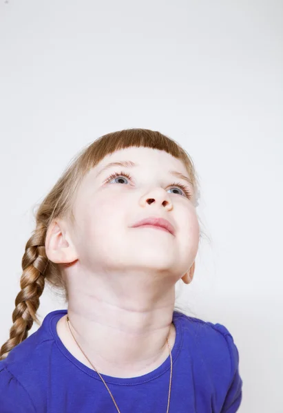 Sorrindo menina olhando para cima — Fotografia de Stock