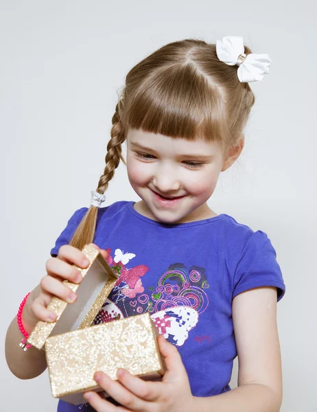Hediye kutusu tutan küçük bir kız — Stok fotoğraf