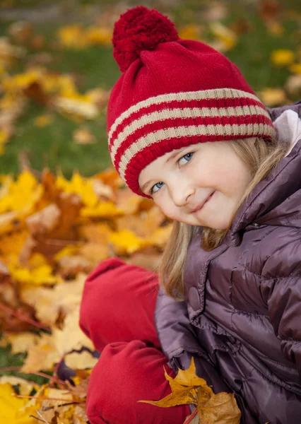 Kleines Mädchen mit Herbstblättern — Stockfoto