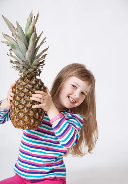Fhappy 小女孩抱着一只菠萝 — 图库照片