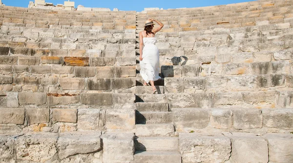 Femme montant les escaliers en pierre — Photo