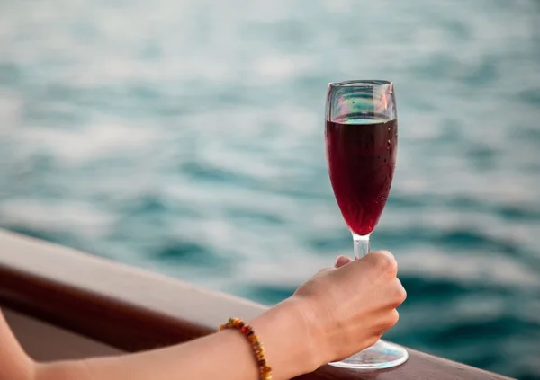 Ruka drží sklenici s vínem — Stock fotografie