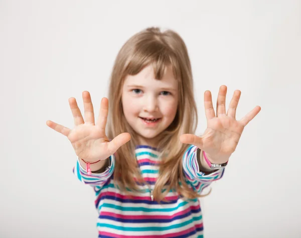 Tjej visar hennes handflator — Stockfoto