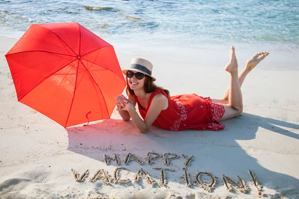 Femme reposant sur une plage — Photo