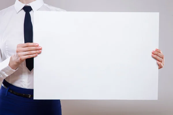 Empresária segurando um cartaz vazio — Fotografia de Stock