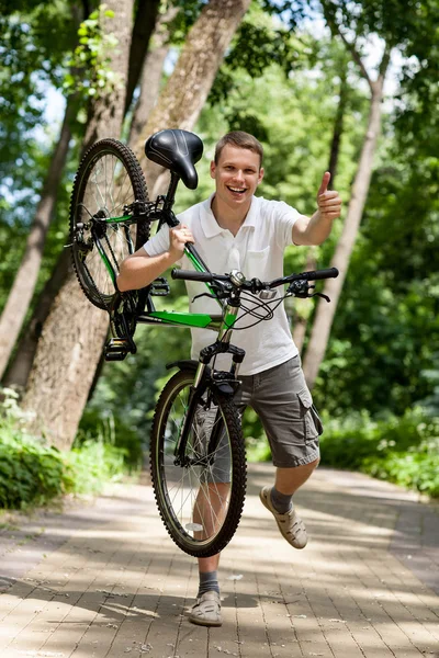 Ung man på cykel — Stockfoto