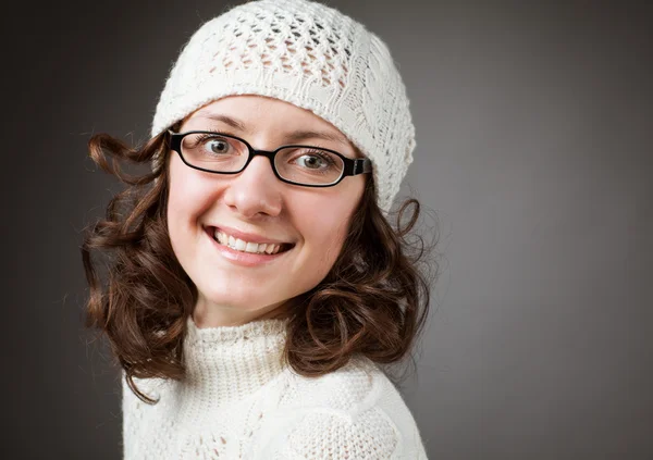 Ritratto di una bella giovane bruna sorridente che indossa chochet h — Foto Stock