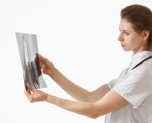 Доктор вивчає рентгенівський знімок — стокове фото