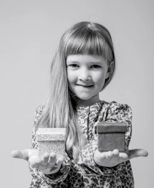 Mädchen mit einer Geschenkbox — Stockfoto