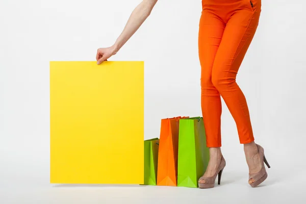 Mulher segurando papel amarelo — Fotografia de Stock