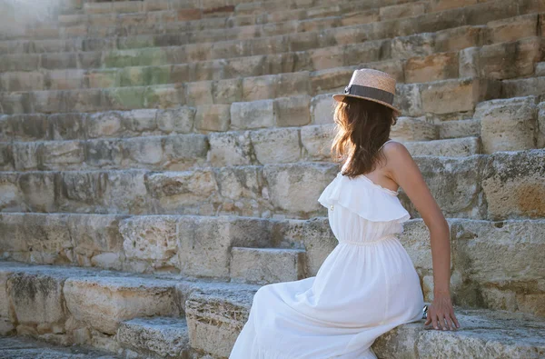 Kobieta siedząca na kamiennych schodach — Zdjęcie stockowe