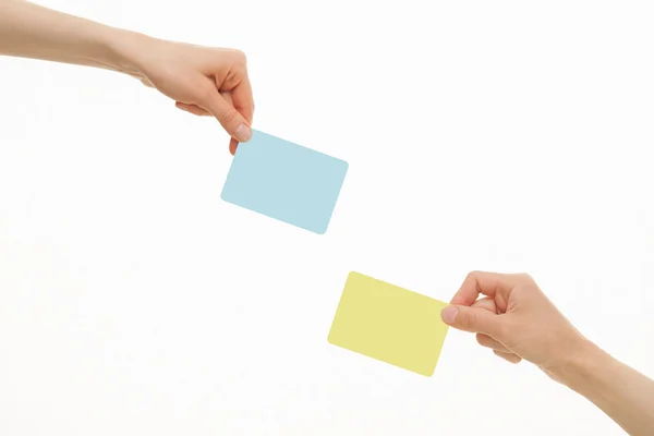 Manos humanas sosteniendo tarjetas de papel coloridas — Foto de Stock