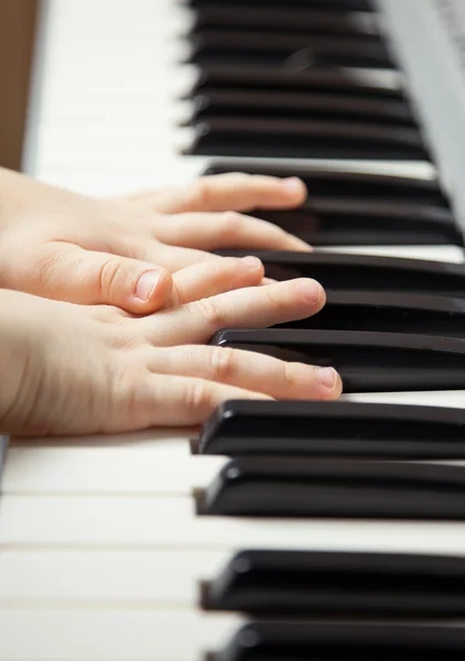 Gra na pianinie dłoni dziecka. — Zdjęcie stockowe