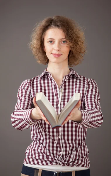 Retrato de uma jovem com livro aberto — Fotografia de Stock