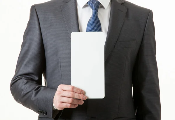 Hombre de negocios irreconocible sosteniendo una tarjeta de papel vacía —  Fotos de Stock