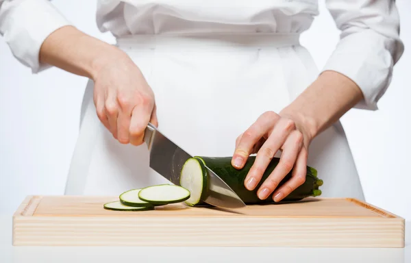 Руки повара готовят салат — стоковое фото