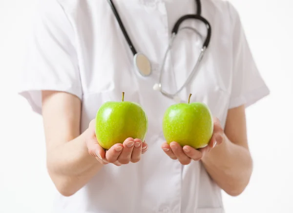 Doctor holding apples — Stok fotoğraf