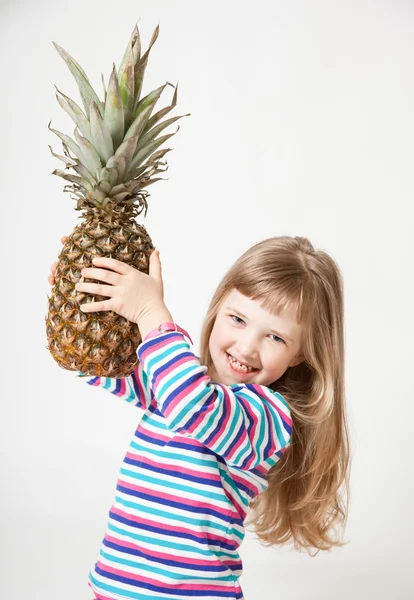 Fille tenant un ananas — Photo