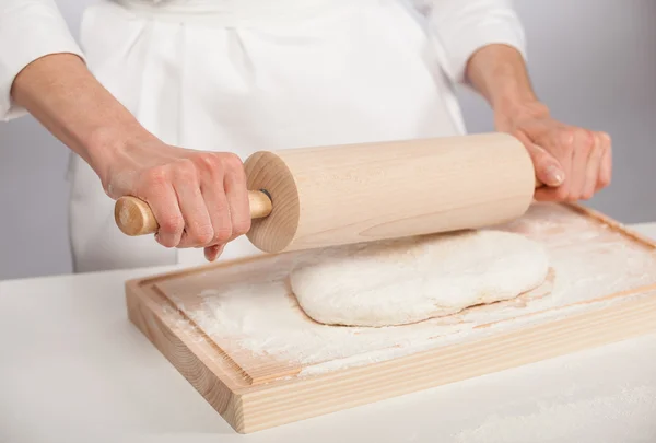 Руки неузнаваемого повара выкатывают тесто — стоковое фото