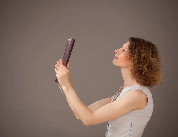 Portret van een jonge vrouw met een boek — Stockfoto