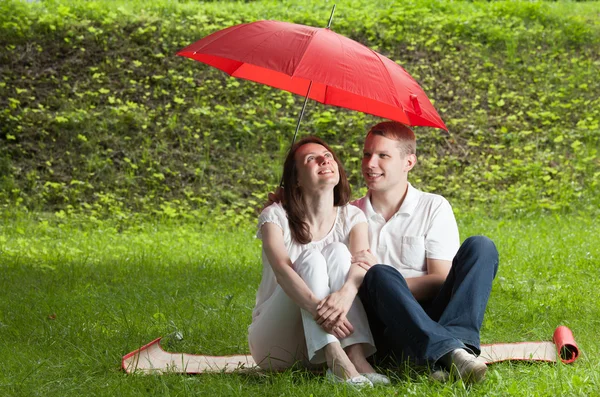 Casal apaixonado sentado no prado — Fotografia de Stock