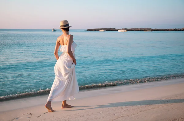Mujer caminando por la orilla del mar — Foto de Stock