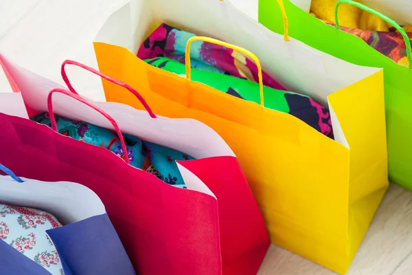 Bolsas de papel multicolores — Foto de Stock