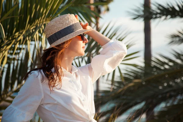 Femme dans le chapeau de paille — Photo