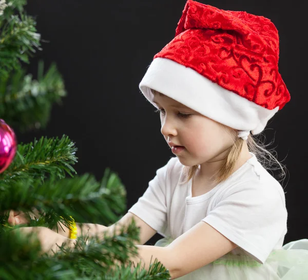 漂亮的小女孩装饰圣诞树 — 图库照片