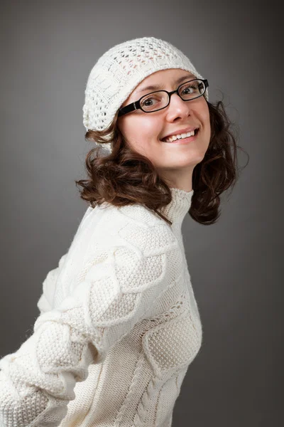 Portret van een mooie jonge lachende brunette dragen chochet h — Stockfoto