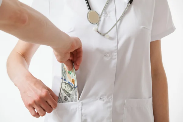 Patiënt hand geven een smeergeld arts — Stockfoto