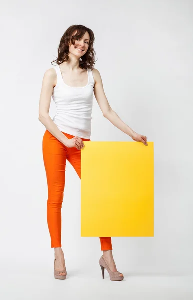 Frau mit gelbem Papier — Stockfoto