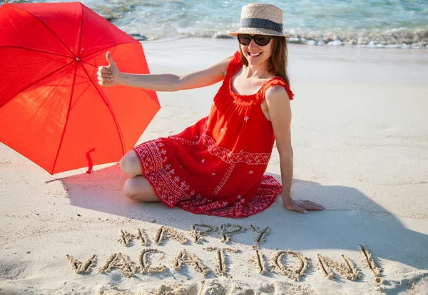 Femme reposant sur une plage — Photo