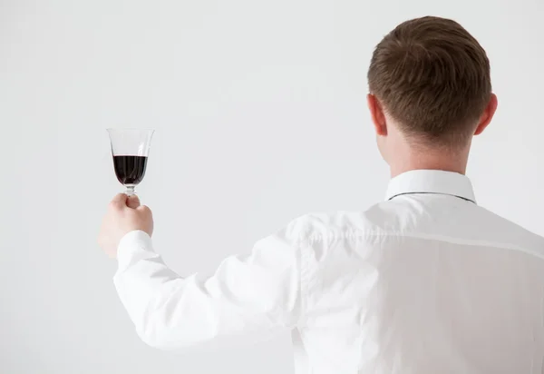 Empresário segurando uma taça de vinho — Fotografia de Stock