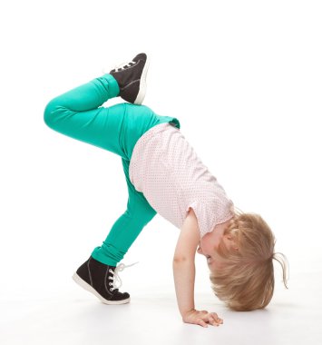 Kız spor egzersizleri yapıyor