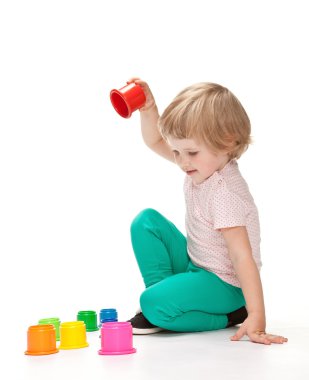 Oyuncaklarla oynayan kız