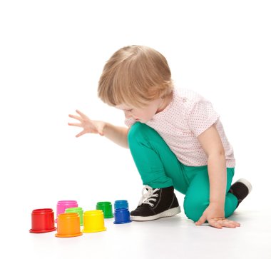 Oyuncaklarla oynayan kız