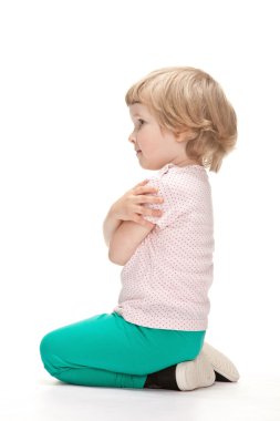 Kız yerde oturuyor.