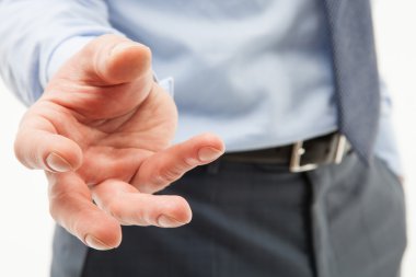 Hoş olmayan bir zorlu gestu gösterilen işadamı