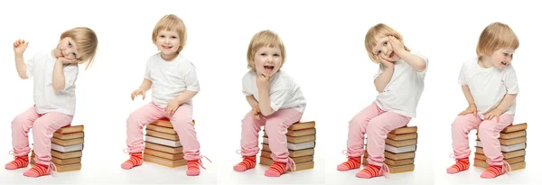 Enfant assis sur des livres empilés — Photo