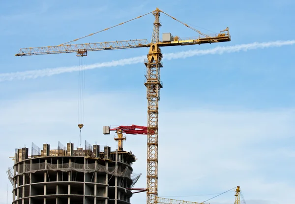 Gru a torre e edificio rinforzato — Foto Stock