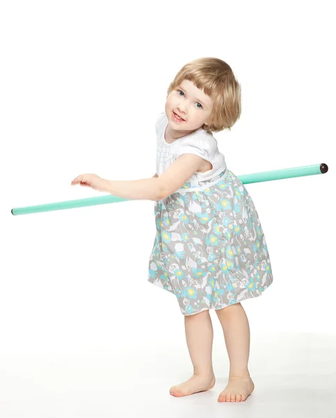 Dívka v šatech drží hůl sport — Stock fotografie
