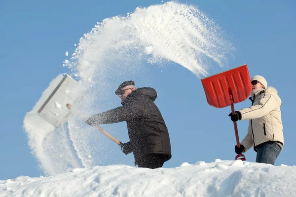 雪のシャベルの人々 — ストック写真