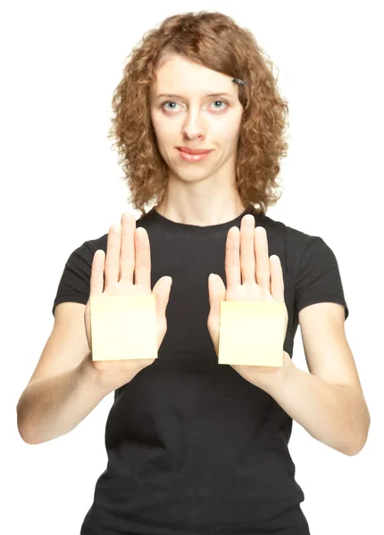 Mulher mostrando adesivos em branco — Fotografia de Stock