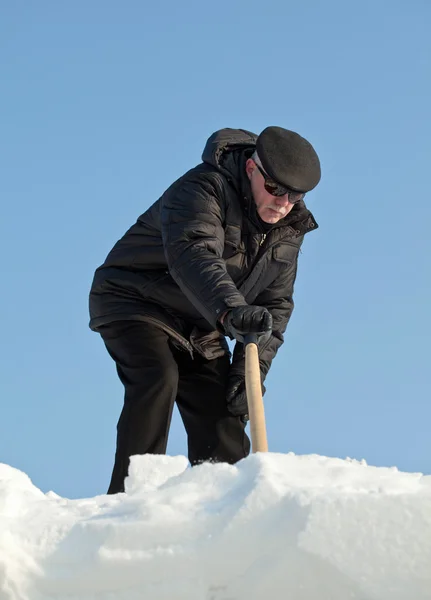 Homme pelletant de la neige — Photo