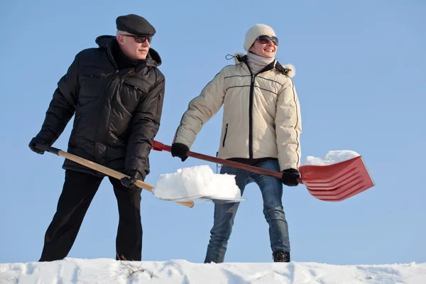 Pessoas removendo neve — Fotografia de Stock