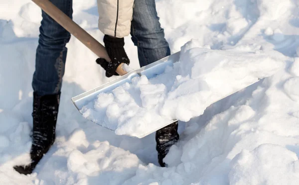 Persoon verwijderen van sneeuw — Stockfoto