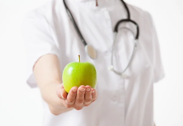 Doctor sosteniendo manzana — Foto de Stock