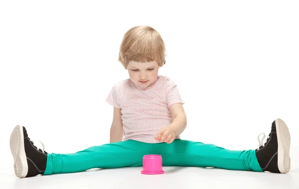 Mädchen spielt mit einem Spielzeug — Stockfoto